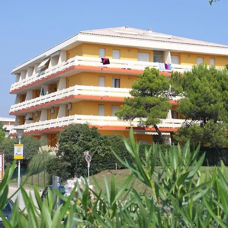 Three Flat With Garden Enciosed By Hedge Appartement