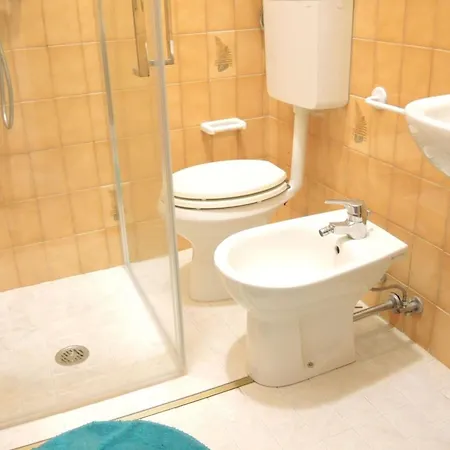 Appartement Three Flat With Garden Enciosed By Hedge *